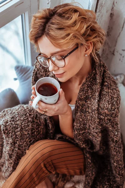 Pozitivní pěkná žena se těší její lahodné kávy — Stock fotografie