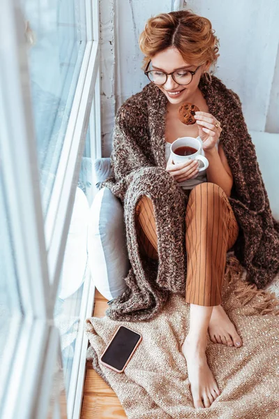 Agradable mujer agradable disfrutando de su día libre — Foto de Stock