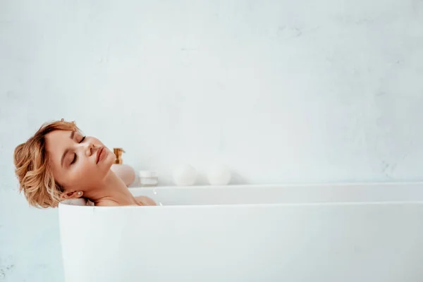 Belle femme détendue profitant de son bain chaud — Photo