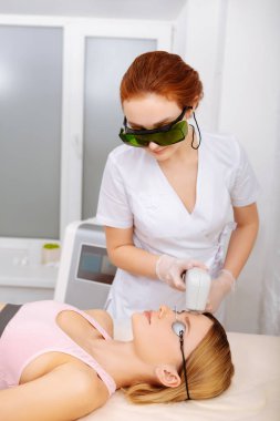 Müvekkili için hizmet veren deneyimli depilatory usta