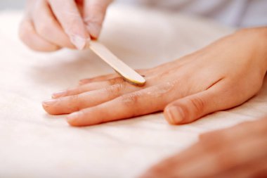 Genç kadın elleri parmakları sugaring sahip masaya koyarak
