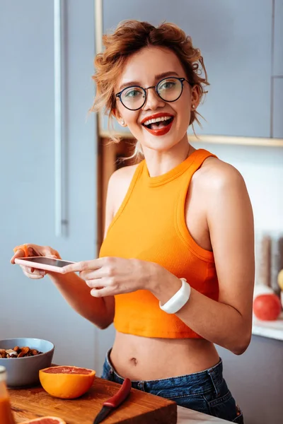 Deliziosa donna gioiosa di grande umore — Foto Stock