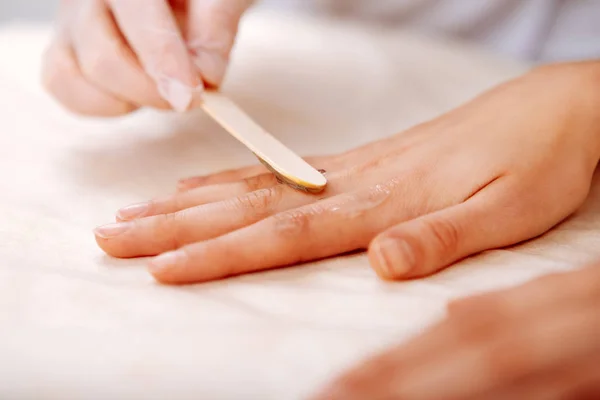 Молодая женщина кладет руки на стол с сахаром пальцами — стоковое фото