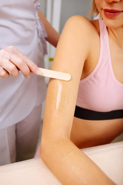 Professionele ontharende meester brengen wax voor arm van haar cliënt — Stockfoto