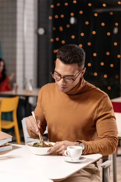 Guy de Japanse schotel voor het eerst zien en kijken naar het verdacht. — Stockfoto