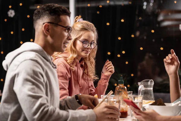 Student zijn twee vriendinnen vertellen over hoe zijn examen doorgeven. — Stockfoto