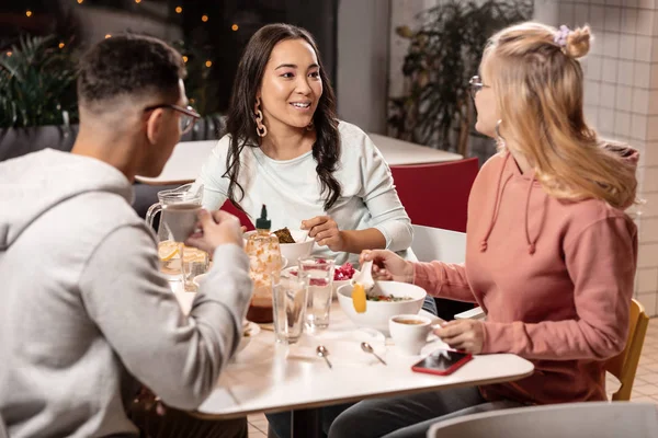 Goede vrolijke vrienden praten tijdens het diner in het café. — Stockfoto