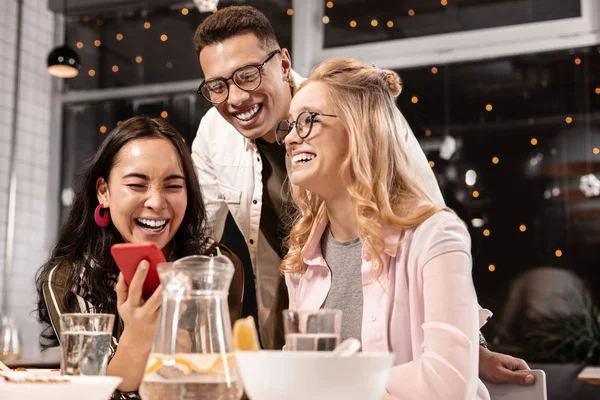 Multirracial empresa-de-três lembrando algo agradável e rindo . — Fotografia de Stock