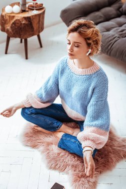 Çekici bir rahat kadın meditasyon Üstten Görünüm