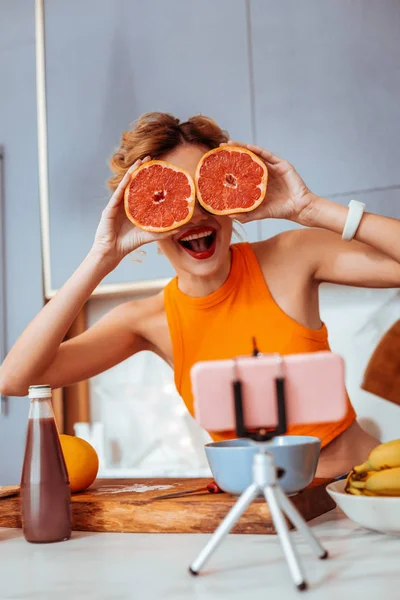 Pěkná žena radostné vaření v kuchyni — Stock fotografie