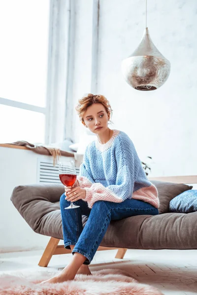 Trevlig bra söker kvinna känna sig ensam hemma — Stockfoto