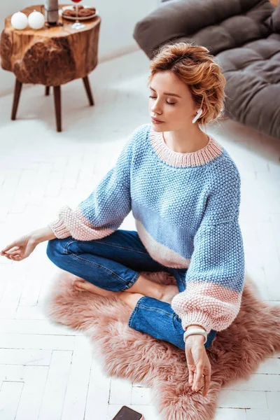 Çekici bir rahat kadın meditasyon Üstten Görünüm