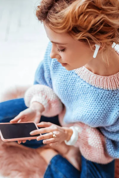 Vista superior de una agradable mujer agradable eligiendo la música — Foto de Stock