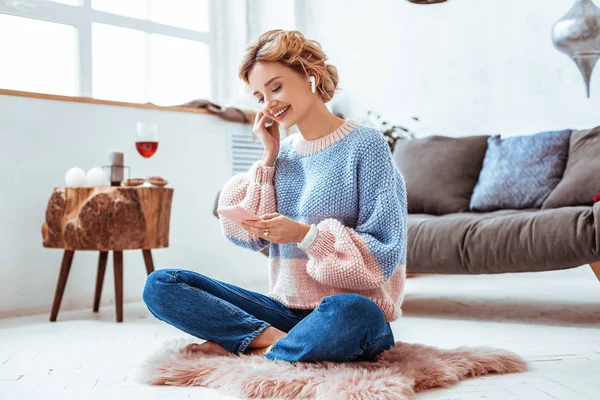 Glad lycklig kvinna lyssna på hennes favoritlåt — Stockfoto