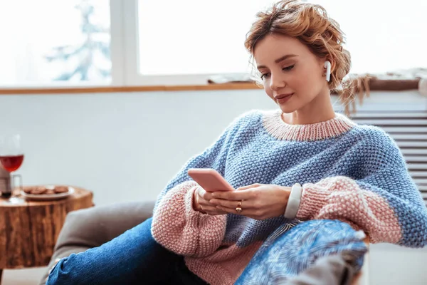 Onun favori müzik güzel neşeli kadın — Stok fotoğraf