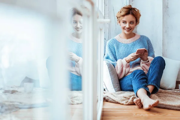 Trevlig glad kvinna som sitter nära väggen — Stockfoto