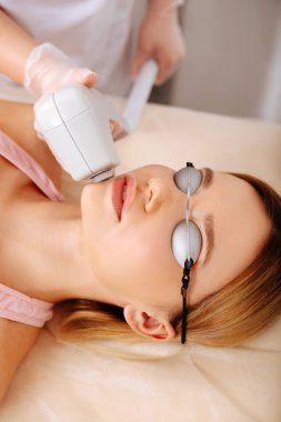 Sarışın fotoğraf modelinde yüzünün Foto epilasyon