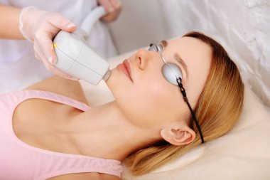 Foto epilasyon çene sahip koruyucu gözlük takan kadın