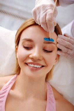 Güzellik Salonu ziyaret ederken gülümseyen kadın bob ile kesmek