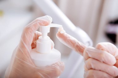Depilatory ana nemlendirici krem kullanarak eldivenler