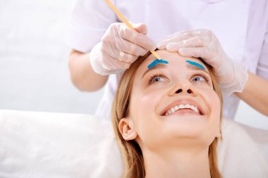 Zevk zaman depilatory onu master ile gülümseyen kadın