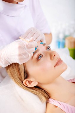 Depilatory salon düzeltilmiş kaşları sahip istemci