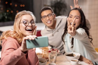 İki sevimli kız çocuğu arka planda bir fotoğraf için poz.