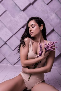 Kabartan büyüleyici profesyonel bakıcı photoshot çiçekli olmak