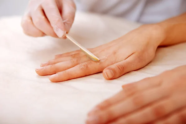 Maestro haciendo azucarado de dedos para su cliente constante — Foto de Stock