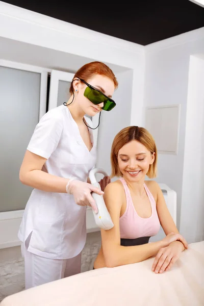 Depilatory specialist wearing uniform and protective glasses — Stock Photo, Image