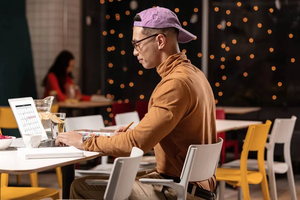 Jongen in GLB zitten in Cafe en vullen jaarlijks verslag. — Stockfoto