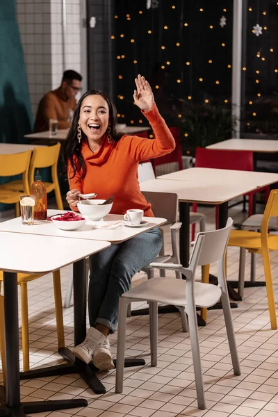 Jonge vrouw probeert te trekken de aandacht van een vriend. — Stockfoto