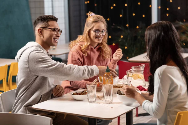 Companhia de amigos jantando juntos no café . — Fotografia de Stock