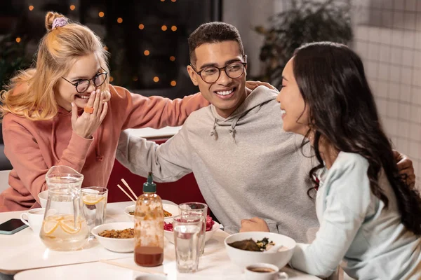 Multiraciale bedrijf beslist te zijn vrienden na zijn afstuderen. — Stockfoto