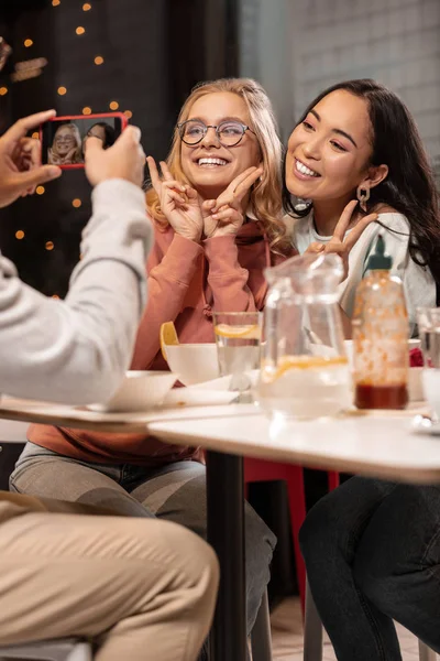 Fotos divertidas de meninas no telefone após o jantar no restaurante . — Fotografia de Stock