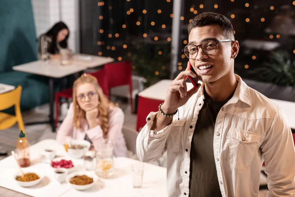 Jongen niet willen zijn vriendin te horen zijn gesprek op de telefoon. — Stockfoto