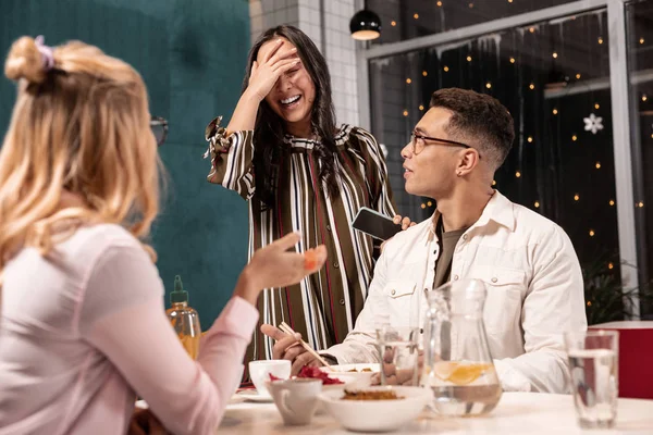 Dívka zapomněla že pár jejích přátel, čeká na ni v restauraci. — Stock fotografie