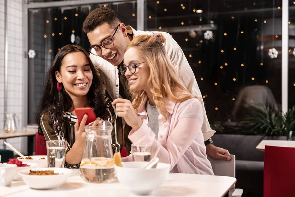 Aziatisch meisje met haar vrienden nieuwe foto's van vakantie met het gezin. — Stockfoto