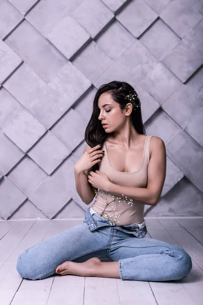 Bonita atractiva modelo morena chic de más de 20 años mostrando poses en el estudio —  Fotos de Stock