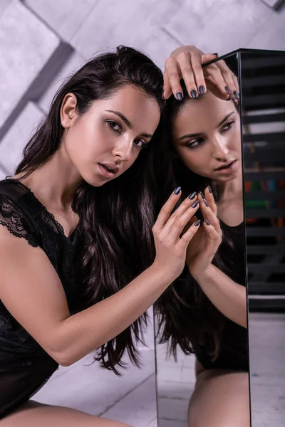 Retrato de modelo morena posando com espelho para projeto de moda — Fotografia de Stock