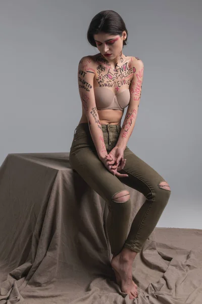 Dunkelhaarige hübsche junge schlanke Modell in Jeans sieht wunderschön aus — Stockfoto