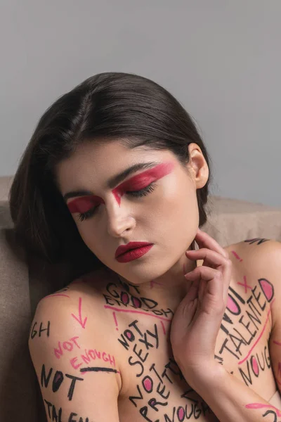 Morena lindo joven modelo con sombras de ojos rojos buscando relajado — Foto de Stock