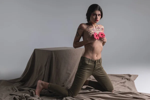 Giovane bruna graziosa modella mezza nuda in jeans stretti dall'aspetto indifeso — Foto Stock