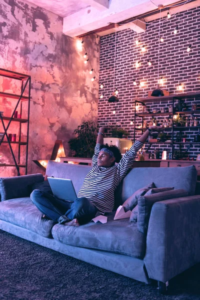 Jongen doet eentonig werk bij een computer zittend op de kamer. — Stockfoto