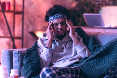 Örtüm duygu kabartma akşamdan sonra Afrika kökenli Amerikalı adam portresi.