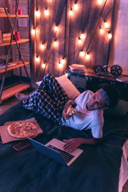 Gülümseyen adam akşam yemeği için pizza siparişi işten avunmak değil için.