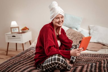 Pozitif genç bayan coquettishly tablet kamerada arıyorum