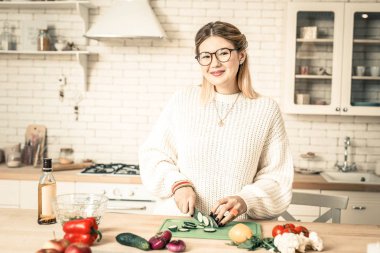 Pişerken sebze ile ilgili olumlu ev kadını gülümseyen