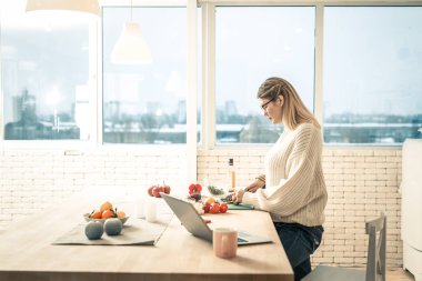 Mutfakta ayakta ve yemek yetişkin kadın çekici
