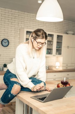 Freelancing süre kablosuz kulaklıklar giyen ışık saçlı kadın